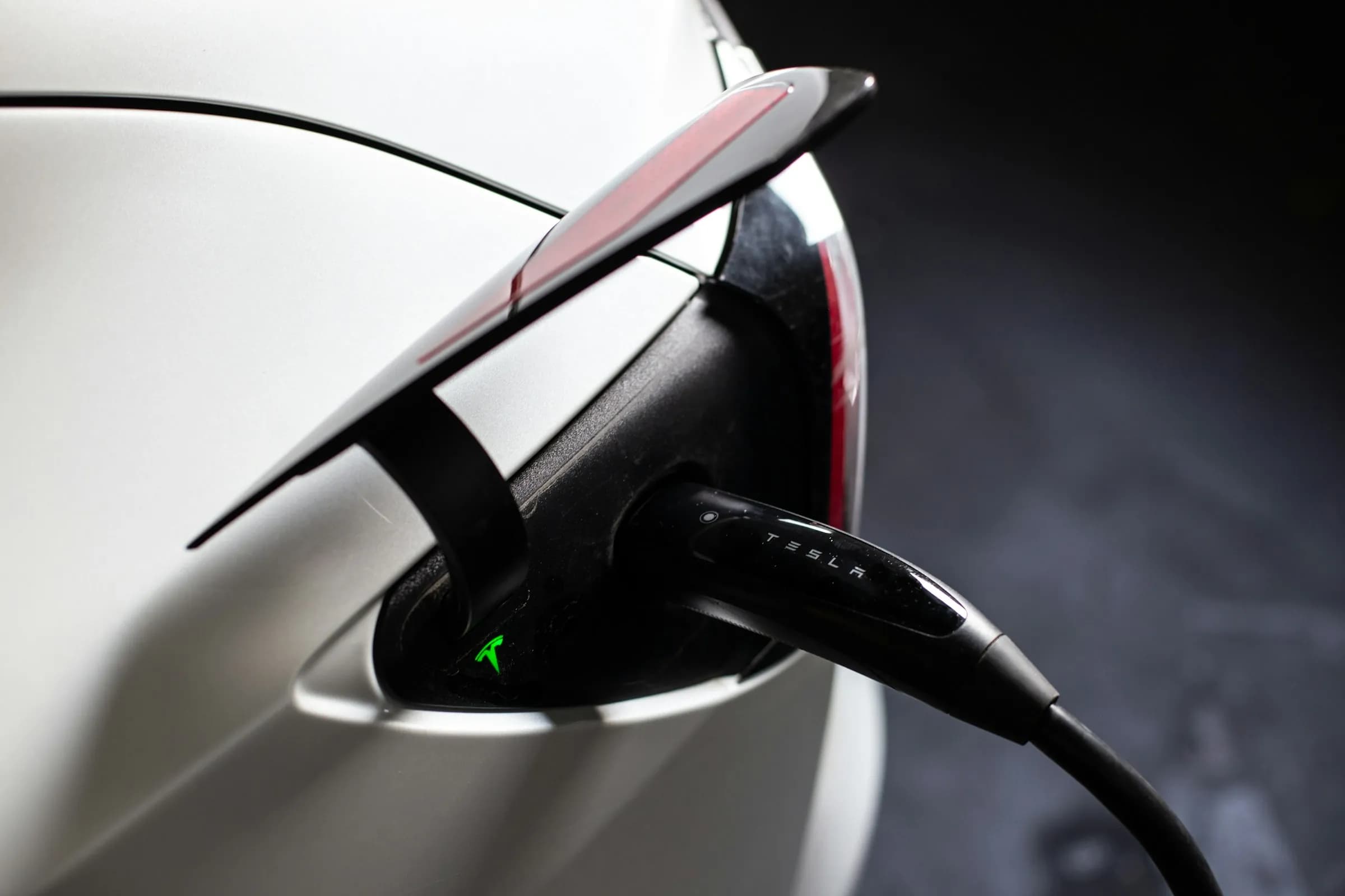 Зарядний кабель, підключений до порту Tesla